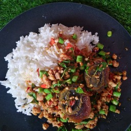 ข้าวกะเพรา.. ไข่เยี่ยวม้า