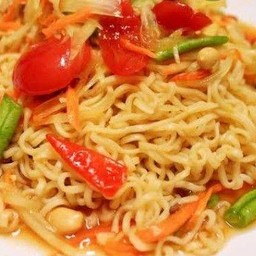 Thai Style Papaya Salad With Instant Noodles