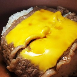 ข้าวหน้าเนื้อวากิว aus ย่างซอสราดชีส