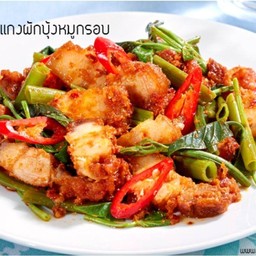 ผัดพริกแกง ผักบุ้ง ราดข้าว