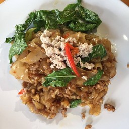 ก๋วยเตี๋ยวผัดกระเพรา