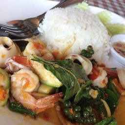ผัดฉ่าทะเลราดข้าว