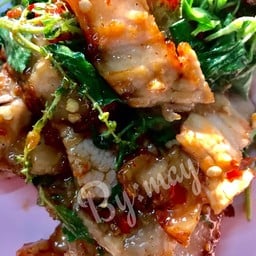 กระเพราหมูกรอบ