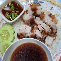 ข้าวหมูกรอบน้ำจิ้มแจ่ว+น้ำขาหมู