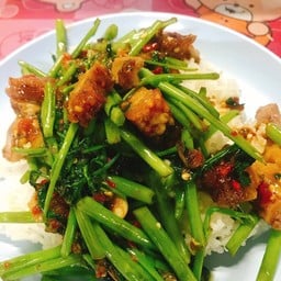 ผัดผักบุ้งหมูกรอบ