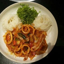 Spicy fried squid &noodles