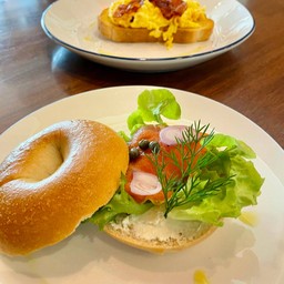 เบเกิลสโมคแซลมอน Smoked Salmon Bagel