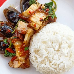 กระเพราไข่เยี่ยวม้าหมูกรอบ