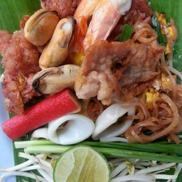 ผัดไทยยกทัพห่อไข่