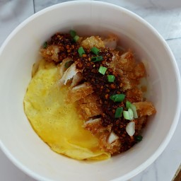ข้าวไข่นุ่มไก่กรอบจิ้มแจ่ว