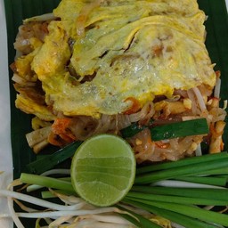 ผัดไทยห่อไข่
