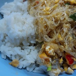กระเพราวุ้นเส้นใส่ไข่ไม่ใส่เนื้อสัตว์ราดข้าว