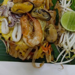 ผัดไทยทะเลห่อไข่