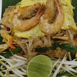 ผัดไทยกุ้งสดห่อไข่