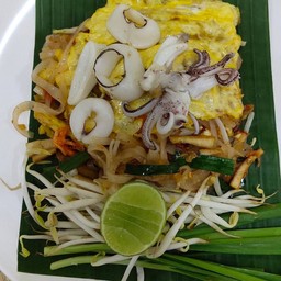 ผัดไทยปลาหมึกห่อไข่