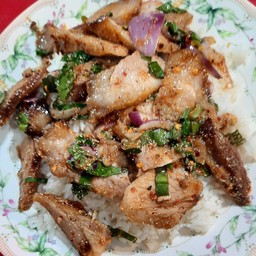 ข้าวยำคอหมูย่าง