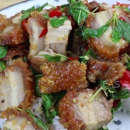 ผัดกะเพราหมูกรอบราดข้าว