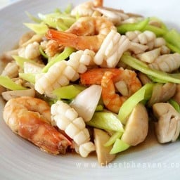 ผัดพริกหยวกทะเลราดข้าว