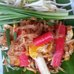 ผัดไทยวุ้นเส้นปูอัดห่อไข่