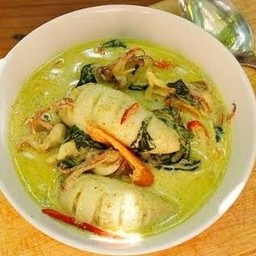 แกงเขียวหวานปลาหมึกแหวน หมูก้อน