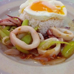 ผัดพริกหยวกหมึกราดข้าว