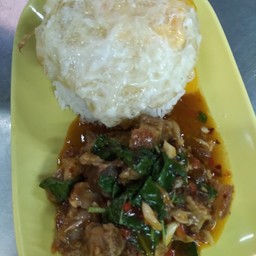 ข้าว กระเพราหมูกรอบ ไข่ดาว