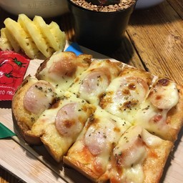 ปังพิซซ่าไส้กรอกชีส