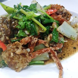 ปูนิ่มผัดพรกไทยดำ