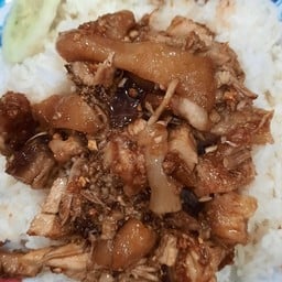 ข้าวขาหมูกระเทียมพริกไทย