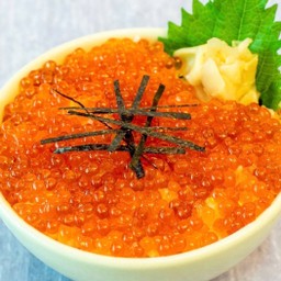 ข้าวหน้าไข่ปลาแซลมอน