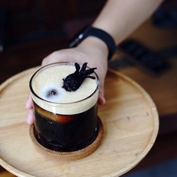 Cold Brew ที่มี taste note นวนๆของช็อคโกแลต ผสมเข้าด้วยน้ำทัมทิมและน้ำกระเจี๊ยบ