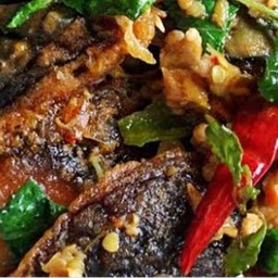 กระเพราไข่เยี่ยวม้าหมูสับ