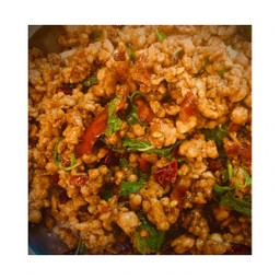 กะเพราเนื้อสันในสับ+ไข่ดาว