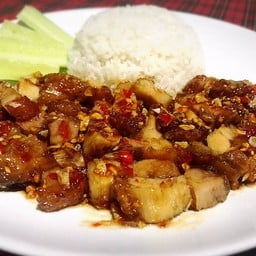 หมูกรอบคั่วพริกเกลือป้าฟองป่าแดด