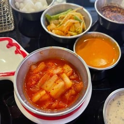 กิมจิ ส้มตำ เสริฟ์พร้อมชุดไก่ทอด