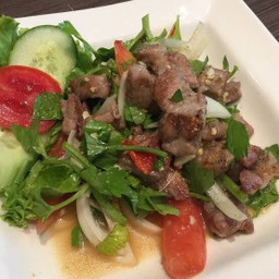 ยำสเต็กเนื้อย่าง