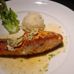 แซลมอนอบไวน์ขาว