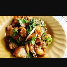 กระเพราหมูกรอบ