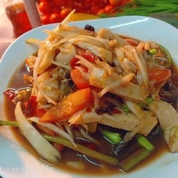 ตำปูปลาร้าหมูยอ