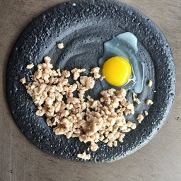 โตเกียว ชาร์โคล ไข่+หมูสับ