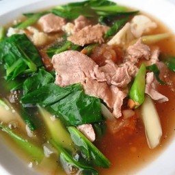 เส้นใหญ่ราดหน้าหมูหมัก