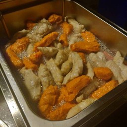 ลูกชิ้นทอด นม น้ำปั่น ร้านพบรัก