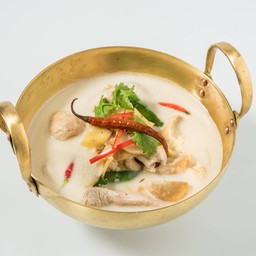 ต้มข่าไก่เครื่องตำใส่หัวปลี