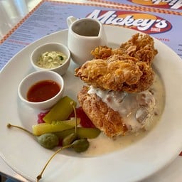 ไก่ทอดกับขนมปังบิสกิต