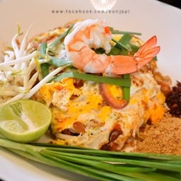 ผัดไทยกุ้งสดห่อไข่