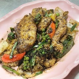 เนื้อปลาเก๋าผัดพริกไทดำ