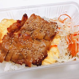 [อร่อยซ่ากับโค้ก] ข้าวไข่นุ่มหมูย่างซอสแจ่ว + ซุปมิโซะ + โค้กกระป๋อง