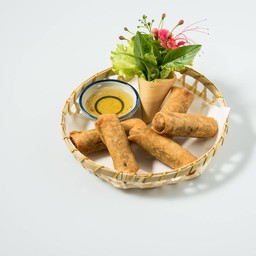 ปอเปี๊ยะทอดไส้ผัก น้ำจิ้มเปรี้ยวหวาน