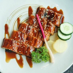 Unagi Kabayaki - ปลาไหลย่างซีอิ้ว ( ครึ่งตัว ) [Free - Rice + Salad]