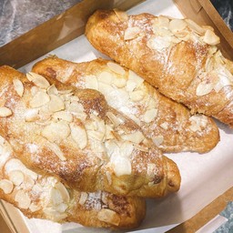 Almond Falling Croissant Box Set (4 pcs.)